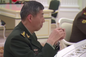 Міністр оборони Китаю пообіцяв зміцнити військові зв'язки з низкою країн світу, виключивши з цього списку США — Bloomberg