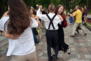 Вечер на Владимирской горке: киевляне по вечерам учат народные танцы