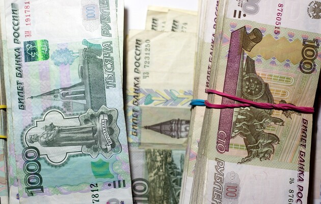 Поки без офіційних омежень: Кремль змусить експортерів рятувати рубль «в індивідуальному порядку»