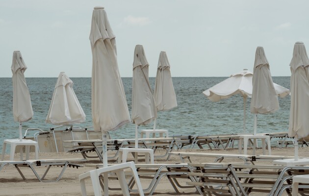 В Греции начали борьбу против незаконного заставления пляжей платными шезлонгами