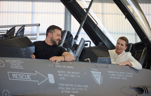 Президент Украины Зеленский и премьер Дании Фредериксен в F-16