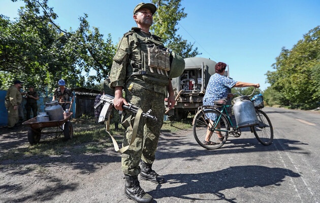 Мешканців окупованих територій росіяни за гроші вербують на службу в армію РФ