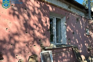 Війська РФ обстріляли житловий будинок у Херсоні: є поранена