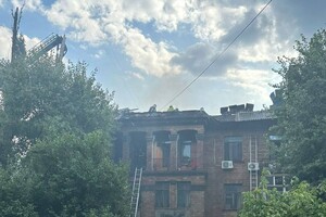 В Киеве горел жилой дом: жителей эвакуировали, пострадала девушка