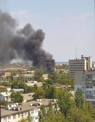 В оккупированном Бердянске произошел пожар на предприятии, куда войска РФ свозили технику