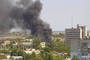 В оккупированном Бердянске произошел пожар на предприятии, куда войска РФ свозили технику