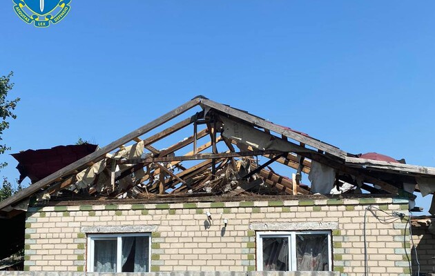 Российские снаряды попали по жилому дому в Херсонской области: есть погибшая