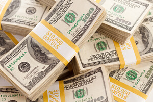 Купівля валюти онлайн: як зміниться курс долара через послаблення Нацбанку