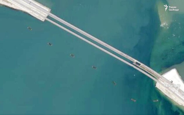 Росія формує загородження біля Керченського мосту проти морських дронів ЗСУ – ЗМІ