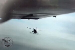 Вертолеты и самолет РФ пытались сбить украинский беспилотник, но так и не смогли: видео от ГУР