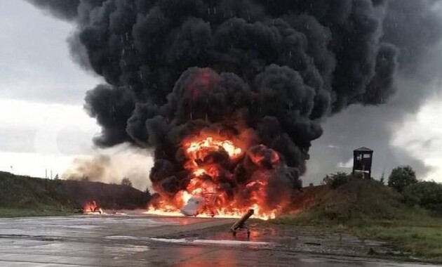Фото горящего Ту-22М3, вероятно, с аэродрома Сольцы