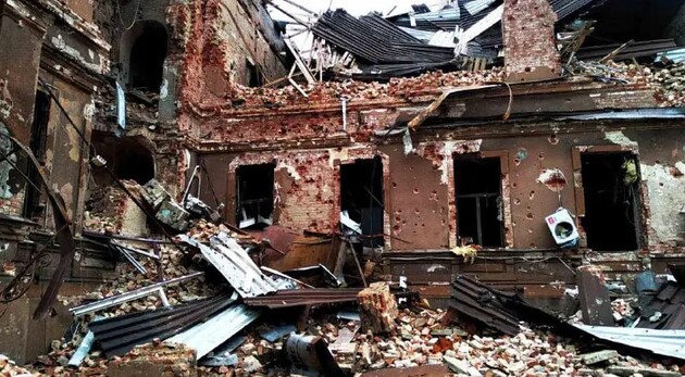 Россияне уничтожают книги и переименовывают библиотеки в оккупированном Мариуполе