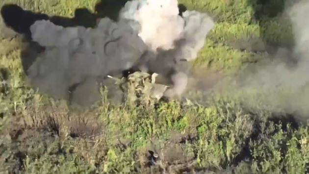 Українські артилеристи добили російський танк, який підірвався на власній міні