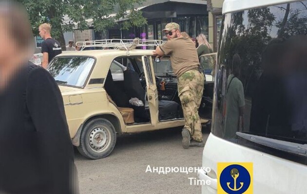 В оккупированном Мариуполе россияне поставили «избирательную точку» на багажнике автомобиля
