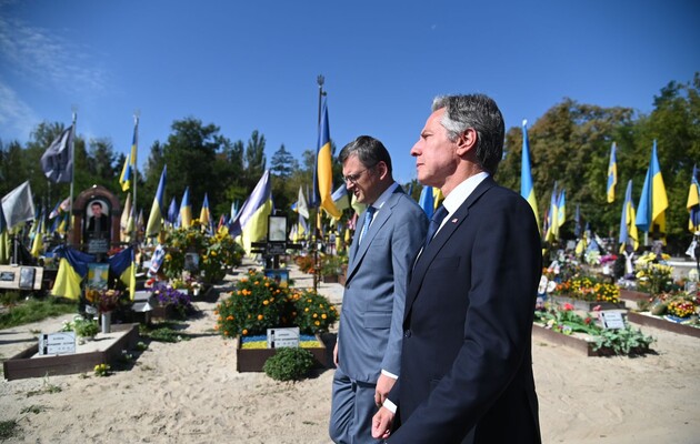 Госсекретарь США почтил память павших военных на Берковецком кладбище