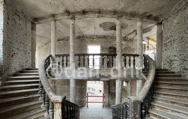 Китайская певица цинично спела на руинах Драмтеатра