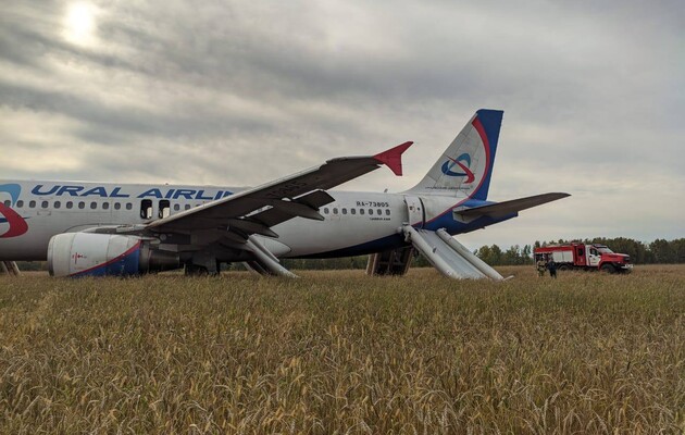 В России пассажирский самолет вынужденно приземлился в поле