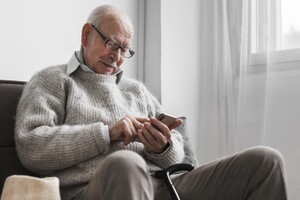 Безкоштовні смартфони для пенсіонерів: яка доля урядової ініціативи