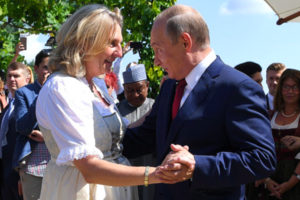 Экс-глава МИД Австрии, которая танцевала с Путиным, переехала в Россию со своими пони
