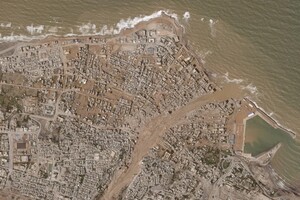 Озера и реки в пустыне: последствия урагана Даниэль показали из космоса