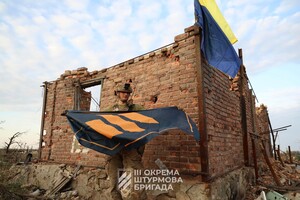 Украинские военные подняли флаг над  освобожденной Андреевкой