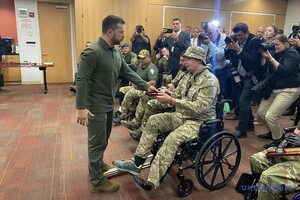 Зеленский посетил раненых украинских военных в больнице Нью-Йорка