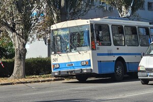 Росіяни вдарили по тролейбусу в Херсоні. Є постраждалі та загиблий