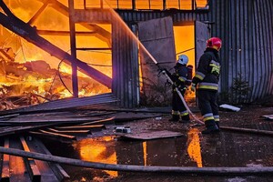 У Львові дрони влучили у промислові склади, пожежу досі гасять