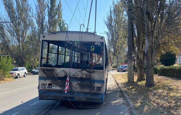 Удар по троллейбусу в Херсоне: В больнице умер один из пострадавших