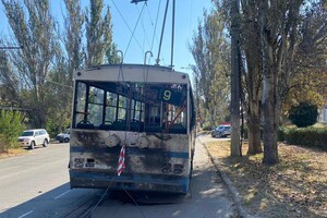 Удар по тролейбусу в Херсоні: У лікарні помер один із постраждалих