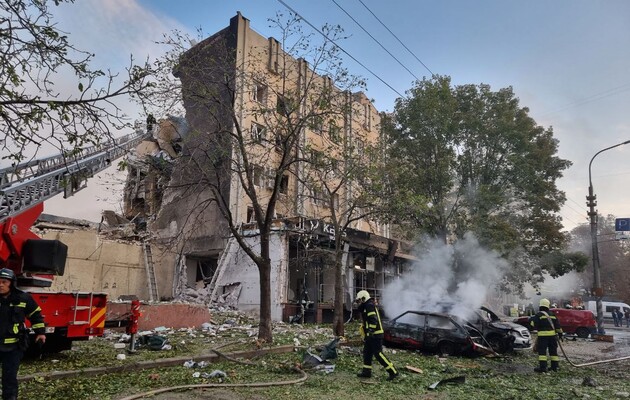 Появились фото последствий падения обломков ракеты в центре Черкасс, есть пострадавшие