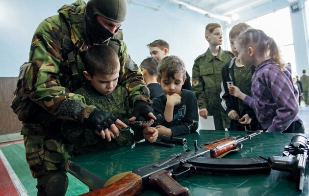 Росія виділила понад 200 мільйонів рублів на купівлю зброї для школярів – правозахисниця