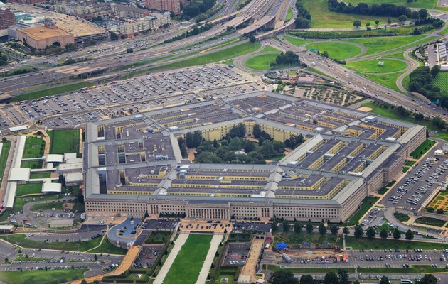Призупинення роботи уряду США сповільнить можливості Пентагону компенсувати запаси озброєнь, відправлених в Україну — Bloomberg