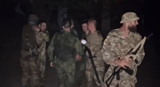 ВМС та ГУР повернули додому двох українських десантників, які понад півтора року були в окупації