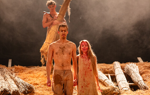 Братовбивство. На передньому плані Михайло (Володимир Пантєлеєєв) з Анною (Оксана Козакевич). За спиною Михайла молодший брат Сава (Ярослав Дерпак)