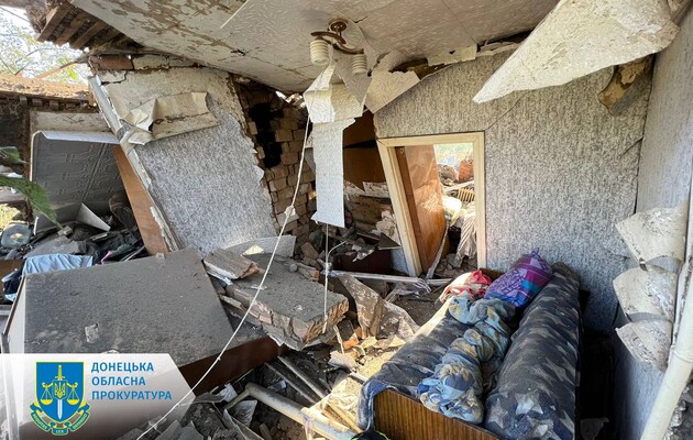 У Донецькій області унаслідок обстрілу РФ родина опинилась під завалами будинку