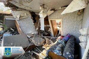 В Донецкой области в результате обстрела РФ семья оказалась под завалами дома