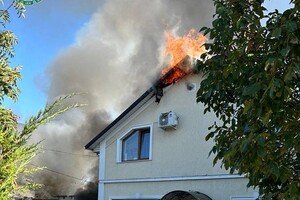 Окупанти скинули вибухівку з дрона на будинки в Херсоні: у вогняній пастці опинилася жінка з дітьми
