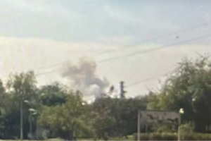 Россияне говорят о сбитых над Джанкоем ракетах. Местные публикуют фото с дымом над складами