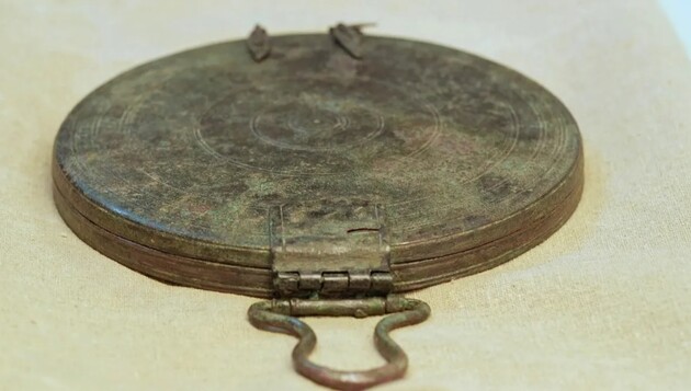 Куртизанку поховали разом із бронзовим дзеркалом