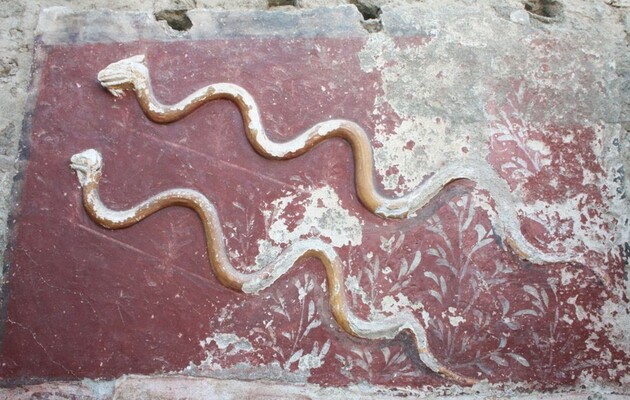 Алтарь был украшен змеями