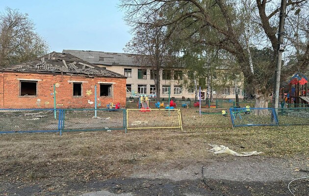 Росіяни вдарили КАБ по смт на Харківщині. Зруйновно будинок та садочок, є постраждала 