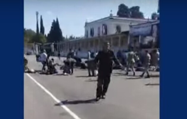 Видео с места инцидента в Сирии, где погибла сотня человек. Хотя речь идет об атаке на учебный, но все же военный объект страны-союзницы РФ