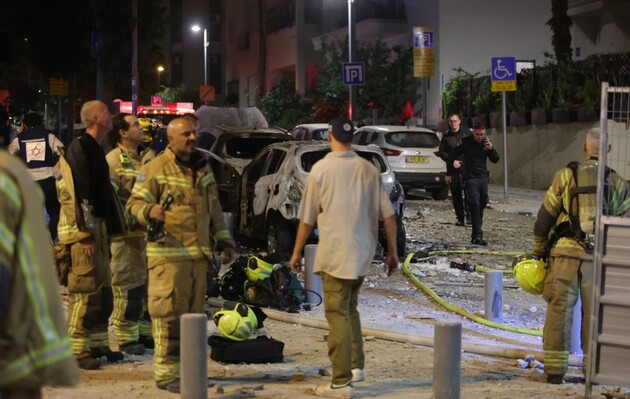 Рятувальники на місці удару ракети в Тель-Авіві