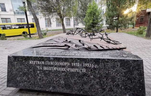 Оккупанты снесли памятник жертвам Голодомора в Мариуполе