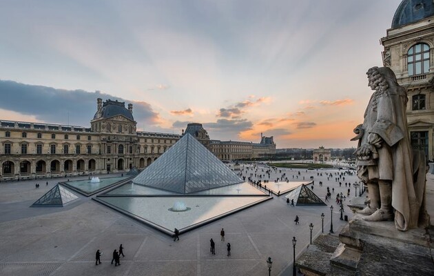 Французский Лувр закрыли из соображений безопасности