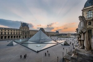 Французский Лувр закрыли из соображений безопасности