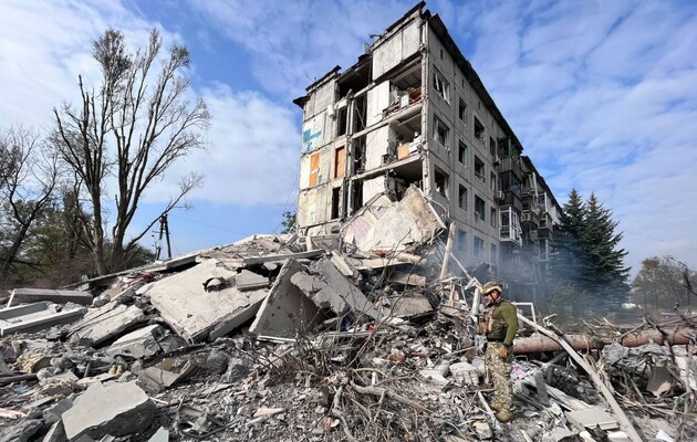 Поздно вечером РФ ударила по многоэтажке в Авдеевке. Под завалами до сих пор может быть человек
