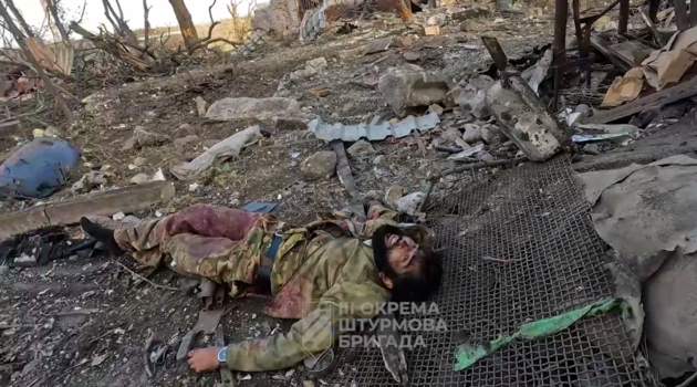 Российское военное руководство снова нюмасово забрасывает своих солдат на определенные участки, пытаясь взять количеством