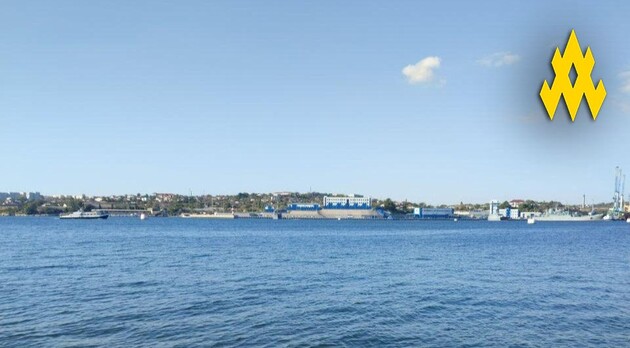 Оккупанты установили заграждение на входе в Севастопольскую бухту: спутниковый снимок